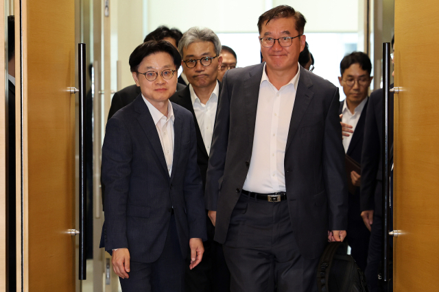 김정관(왼쪽) 산업통상자원부 장관과 국내 석유화학 기업 최고경영자(CEO)들이 20일 서울 중구 대한상공회의소에서 열린 석유화학업계 사업재편 자율협약식에 참석하고 있다. 연합뉴스