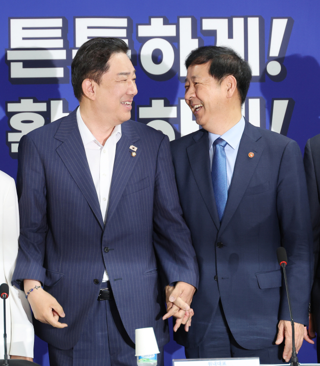 20일 국회에서 열린 새 정부 경제성장 전략 관련 당정협의에서 김병기(왼쪽) 더불어민주당 원내대표와 구윤철 부총리 겸 기재부 장관이 대화하고 있다. 연합뉴스