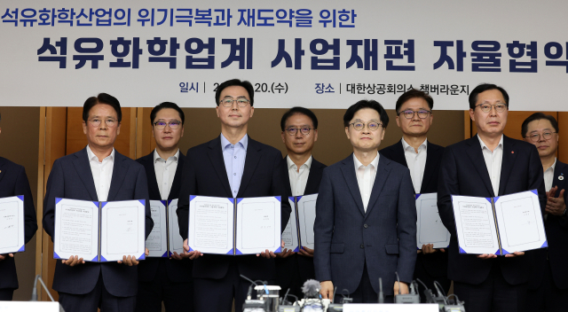 김정관(왼쪽 다섯번째) 산업통상자원부 장관과 국내 석유화학 기업 최고경영자들이 20일 서울 중구 대한상공회의소에서 열린 석유화학업계 사업재편 자율협약식에서 기념 촬영을 하고 있다. 연합뉴스