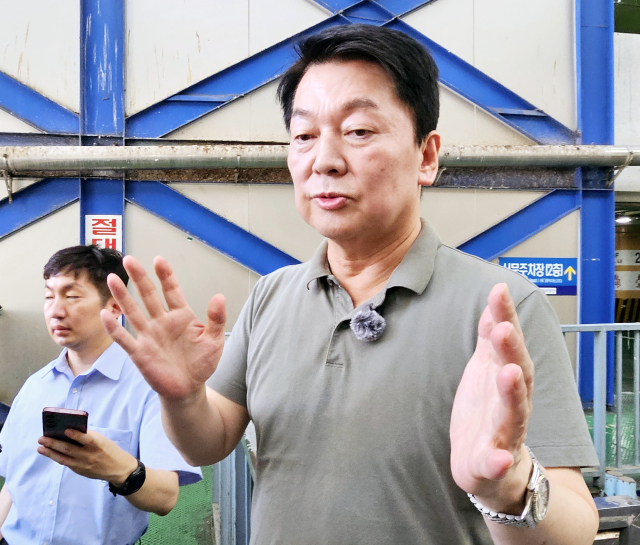 안철수 국민의힘 당대표 후보가 20일 오후 대구 서문시장에서 취재진 질문에 답변하고 있다. 뉴스1