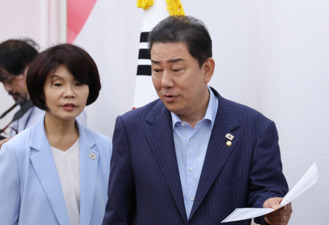 김병기(오른쪽) 원내대표와 한정애 정책위의장이 21일 서울 여의도 국회에서 열린 정책조정 회의에 입장하고 있다. 연합뉴스.