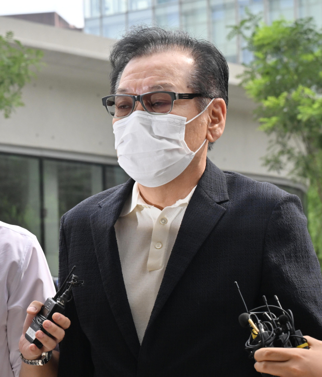 건진법사 전성배 씨가 18일 민중기 특별검사팀 사무실이 마련된 서울 종로구 KT 광화문빌딩 웨스트로 들어가고 있다. 전씨는 2022년 4∼8월께 윤모 통일교 전 세계본부장으로부터 교단 현안 관련 청탁과 함께 다이아몬드 목걸이, 샤넬백 등을 받은 뒤 이를 김건희 여사에게 전달했다는 혐의를 받고 있다. 연합뉴스