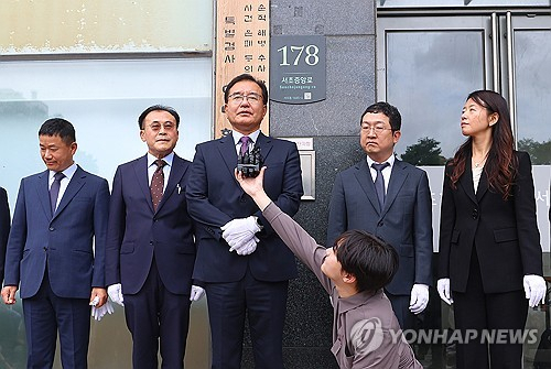 이명현 순직해병 특별검사가 지난달 2일 서울 서초구에 마련된 특검 사무실에서 진행된 현판식에서 발언하고 있다. 왼쪽부터 이금규·류관석 특검보, 이명현 특검, 정민영·김숙정 특검보. 연합뉴스