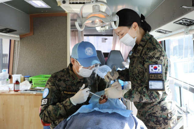 동명부대 치과군의관과 치위생부사관이 이동형치과버스에서 레바논인을 치료하는 모습. 사진 제공=합참