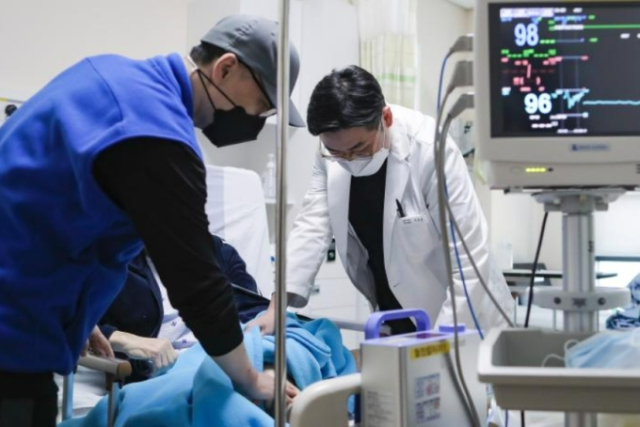 국군수도병원 군의관들이 환자를 진료하고 있다. 사진 제공=국방일보