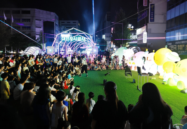 아이들과 함께 0시 축제장을 찾은 시민들이 공연을 즐기고 있다. 사진제공=대전시
