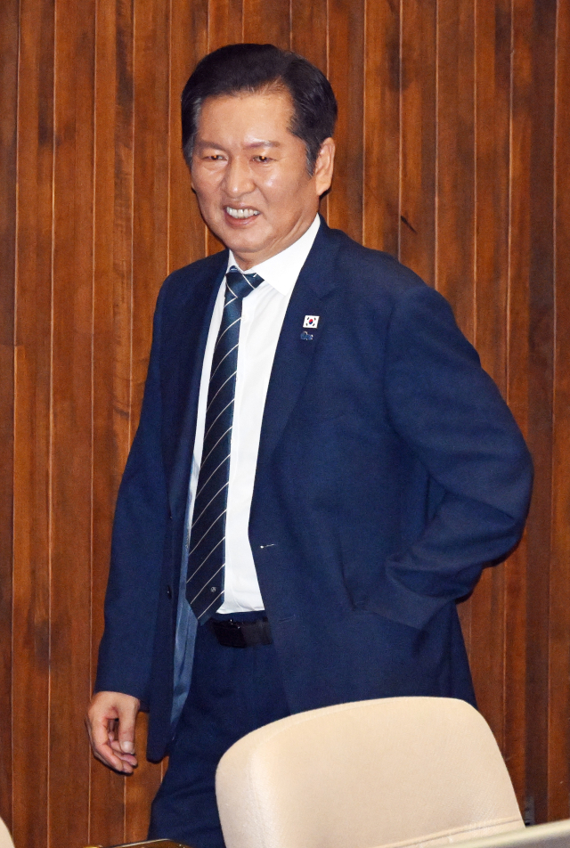 정청래 더불어민주당 대표가 21일 국회 본회의에 출석해 법제사법위원장 선출 투표를 한 뒤 웃으며 자리로 향하고 있다. 이날 본회의에서 6선의 추미애 민주당 의원이 신임 법사위원장으로 선출됐다. 오승현 기자 2025.08.21