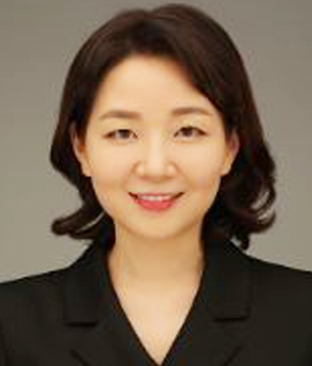 이재명 정부의 첫 검찰 중간 간부 인사가 21일 단행됐다. 법무부는 이날 고검 검사급(차장·부장검사) 665명, 일반검사 30명 등 검사 695명에 대한 전보 인사를 시행했다고 밝혔다. 전국 최대 검찰청의 '2인자'이자 최선임 차장인 서울중앙지검 1차장은 최재아(사법연수원 34기) 김천지청장이 맡게 됐다. 연합뉴스