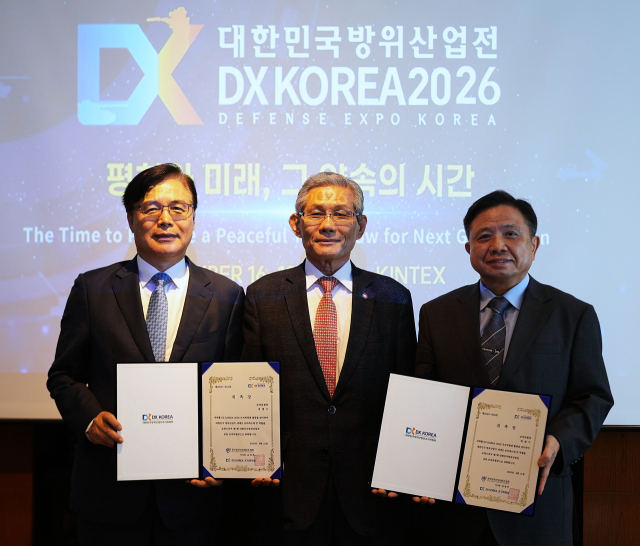 김영후(가운데) (사)한국방위산업MICE협회 이사장이 21일 서울 강남구 오크우드 호텔에서 권평오(왼쪽) 전 KOTRA 사장과 박한기 전 합참의장을 대한민국방위산업전(DX KOREA 2026) 조직위원회 공동 위원장으로 위촉한 뒤 기념 촬영을 하고 있다. 사진 제공=DX KOREA 2026 조직위원회