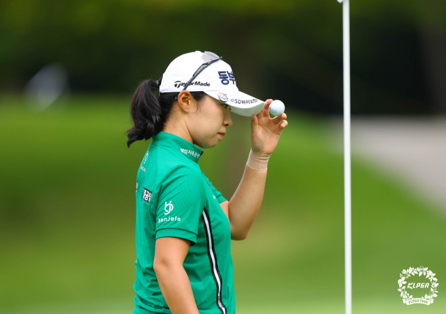 퍼팅을 마치고 인사하고 있는 김수지. 사진 제공=KLPGA