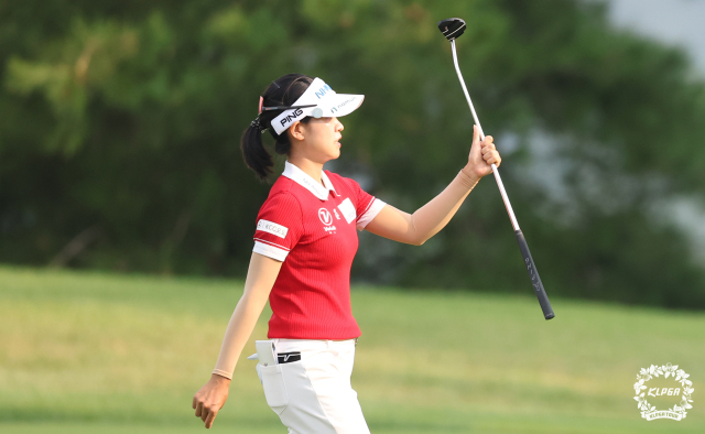 퍼팅을 마치고 이동하고 있는 박민지. 사진 제공=KLPGA