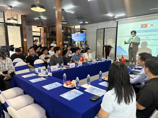 20일 베트남 호치민에서 부산창조경제혁신센터와 사이공 이노베이션 허브(SIHUB)가 ‘한·베 스타트업 시장 진출 및 글로벌 확장’ 협약을 맺고 있다. 사진제공=부산창조경제혁신센터