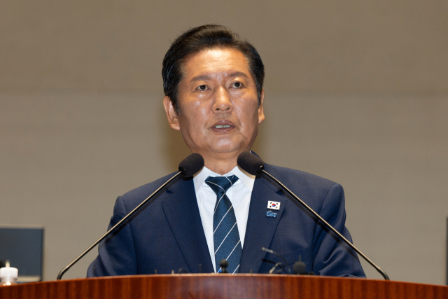 정청래 더불어민주당 대표가 21일 서울 여의도 국회에서 열린 의원총회에서 모두발언하고 있다. 뉴스1