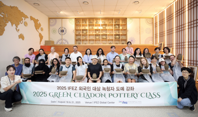 인천경제자유구역청이 21일 외국인 거주자 및 근무자를 대상으로 ‘녹청자 도예 강좌’를 열었다. 사진제공=인천경제청