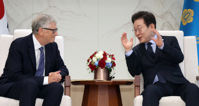 이재명 대통령이 21일 용산 대통령실에서 빌 게이츠 게이츠재단 이사장 접견 중 발언하고 있다. 연합뉴스