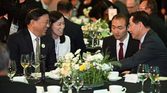 유정복 인천시장이 지난 9일 파라다이스시티에서 열린 ‘APEC 2025 식량안보 장관회의 만찬’에서 중국 농업농촌부 한쥔(韓俊) 장관과 협력방안을 논의하고 있다. 사진제공=인천시