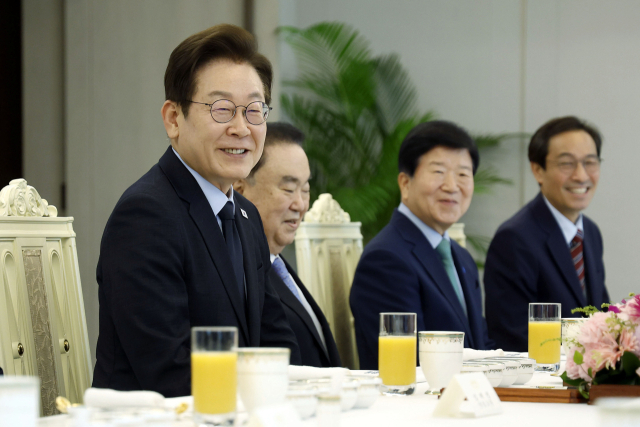 이재명 대통령이 21일 용산 대통령실에서 더불어민주당 상임고문단과 오찬 간담회를 하고 있다. 연합뉴스