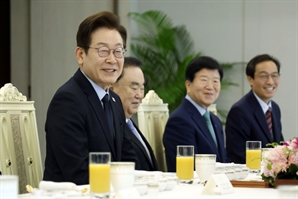 李 "전략적 인내보다 北과 대화가 우선…위안부 합의 번복 없을 것"