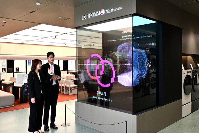 강남 한복판 ‘가전 놀이터’…LG, 플래그십 D5 열었다