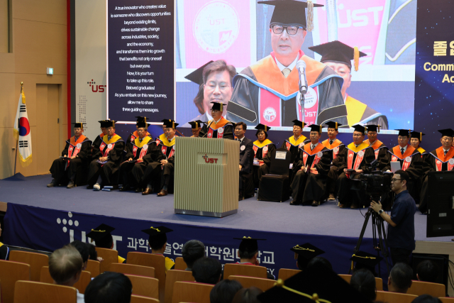 UST 강대임 총장이 ‘2025년 후기 UST 학위수여식’에서 졸업식사를 하고 있다. 사진제공=UST