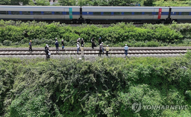 지난 20일 경북 청도군 화양읍 삼신리 청도소싸움 경기장 인근 경부선 철로에서 전날 발생한 열차 사고에 대한 유관기관 합동 감식이 진행되고 있다. 19일 무궁화호 열차가 선로 인근에서 작업 중이던 근로자 7명을 치어 2명이 사망하고 5명이 다치는 사고가 났다. 연합뉴스