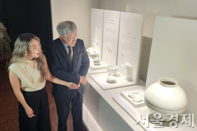 유홍준 국립중앙박물관장과 매기 강 감독이 21일 달항아리를 감상하고 있다. 최수문기자
