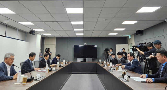 이형훈 보건복지부 제2차관이 21일 서울 중구 T타워에서 열린 제4차 수련협의체 회의에서 전공의 수련환경 개선 방안 등을 논의하고 있다. 연합뉴스
