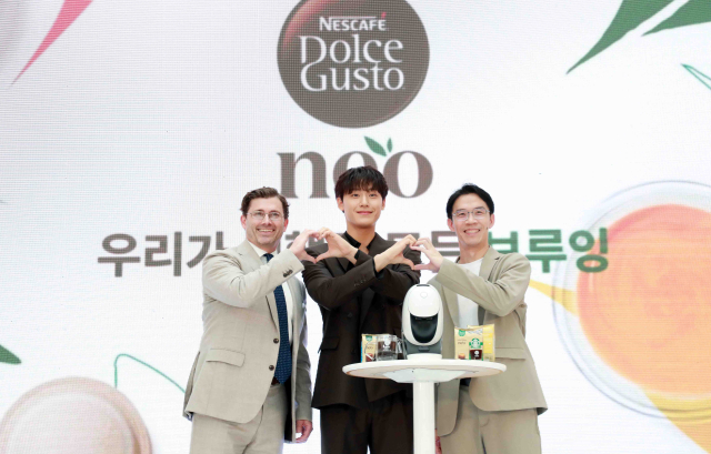21일 서울 영등포 타임스퀘어에서 열린 네스카페 돌체구스토 네오 신제품 기념 행사에서 토마스 카소(왼쪽부터) 네슬레코리아 대표, 배우 이도현, 아피왓 이리야피차트 네슬레코리아 커피사업부 부문장이 기념 촬영을 하고 있다. 사진 제공=네슬레코리아