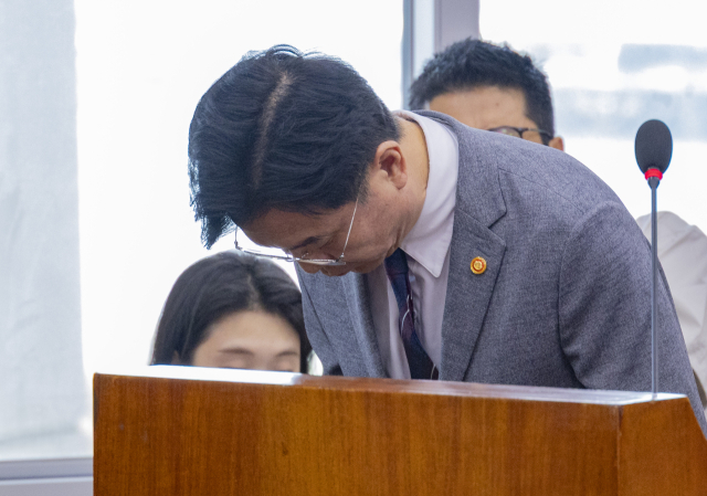 김영훈 고용노동부 장관이 20일 국회에서 열린 환경노동위원회 전체 회의에 출석해 2024년도 결산 보고 전 전날 경북 청도 열차 사고와 관련해 사과하고 있다. 연합뉴스