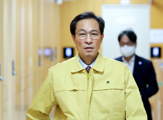 우상호 대통령실 정무수석이 21일 서울 용산 대통령실 청사에서 열린 8차 수석·보좌관 회의에 참석하고 있다. 연합뉴스
