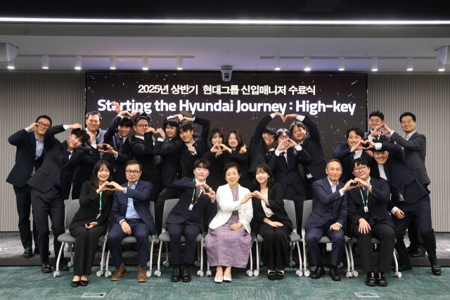 현정은(앞줄 가운데) 현대그룹 회장이 8일 2025년 하반기 신입 매니저 교육 수료식에 참석해 기념 촬영을 하고 있다. 사진 제공=현대그룹