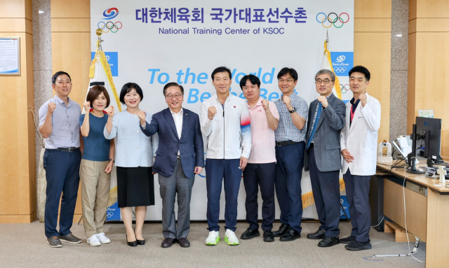 권정택(왼쪽에서 네번째부터) 중앙대병원장과 김택수 진천국가대표선수촌장을 포함한 양측 관계자들이 21일 간담회에서 기념사진을 찍었다. 사진 제공=중앙대병원