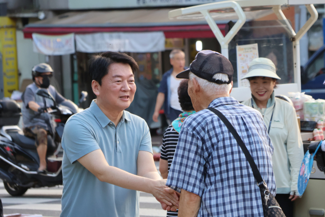 안철수 국민의힘 당 대표 후보가 21일 대구 달성공원 새벽시장을 찾아 한 시민과 인사를 나누고 있다. 사진=안철수 의원실 제공