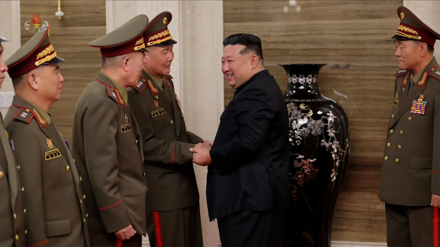김정은 북한 국무위원장이 지난 20일 평양의 노동당 중앙위원회 본부청사에서 러시아·우크라이나 전쟁에 파병된 부대의 지휘관들을 격려하고 있다. 조선중앙TV·연합뉴스
