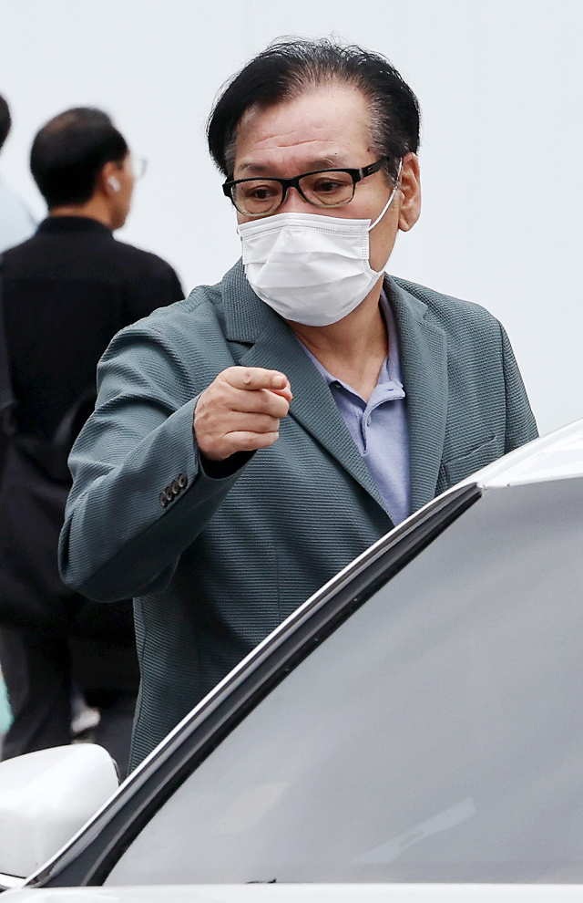 영장심사를 포기한 건진법사 전성배 씨가 21일 민중기 특별검사팀 사무실이 마련된 서울 종로구 KT 광화문빌딩 웨스트에서 대기하기 위해 출석하고 있다. 전 씨는 이날 오전 10시 30분에 영장실질심사를 받을 예정이었지만 심사 포기 의사를 밝혔다. 연합뉴스
