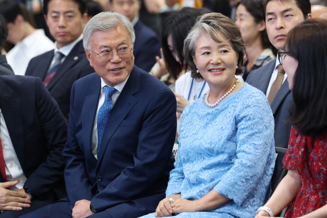 문재인 전 대통령과 김정숙 여사가 6월 18일 서울 강남구 코엑스에서 열린 2025 서울국제도서전의 ‘2025 한국에서 가장 좋은 책 시상식’에서 참석자와 대화하고 있다. 연합뉴스
