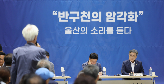 지난 8월 1일 울산시 울주군 삼남읍 울산전시컨벤션센터에서 열린 타운홀 미팅 '반구천의 암각화, 울산의 소리를 듣다'에 참석한 허민 국가유산청장(오른쪽)이 시민 의견을 듣고 있다. 이날 행사는 대통령실 외에 부처 단위로는 첫 지방 타운홀 미팅으로 평가됐다. 연합뉴스