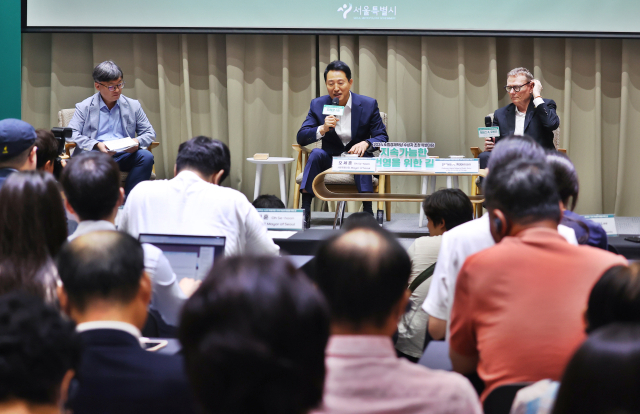 21일 서울시청에서 열린 '지속가능한 번영을 위한 길' 특별대담에서 오세훈(가운데) 서울시장과 노벨경제학상 제임스 로빈슨 교수가 대담을 하고 있다. 연합뉴스
