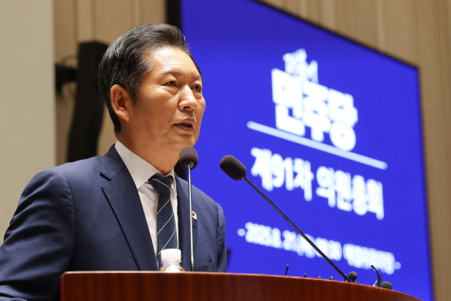 정청래 더불어민주당 대표가 21일 국회에서 쟁점 법안 처리를 위한 8월 임시국회 본회의 개회를 앞두고 의원총회에서 발언하고 있다. 연합뉴스