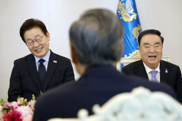 이재명 대통령이 21일 용산 대통령실에서 열린 더불어민주당 상임고문단 오찬 간담회에서 권노갑 상임고문의 발언을 듣고 있다. 오른쪽은 문희상 고문.연합뉴스