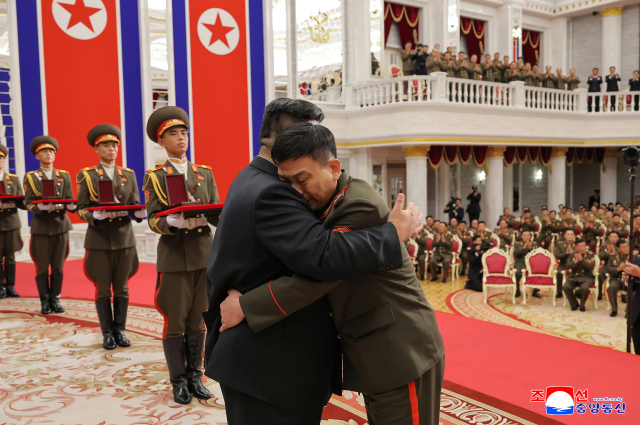 김정은 북한 국무위원장이 러시아·우크라이나 전쟁에 파병된 지휘관·전투원들을 위한 국가표창수여식에서 부대원을 위로했다고 조선중앙통신이 22일 보도했다. 연합뉴스