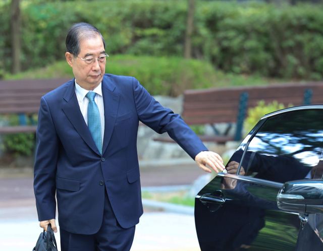 한덕수 전 국무총리가 22일 '12·3 비상계엄' 관련 내란·외환 사건을 수사하는 조은석 특별검사팀 사무실이 마련된 서울 서초구 서울고등검찰청으로 출석하고 있다. 연합뉴스