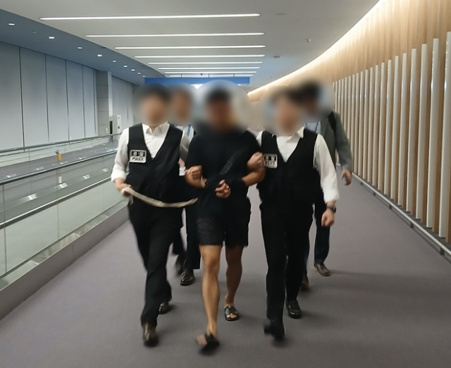 380억원 이상을 편취한 해킹 조직의 총책이 8월 22일 태국에서 4개월 만에 인천국제공항을 통해 송환되고 있다. 사진 제공= 법무부
