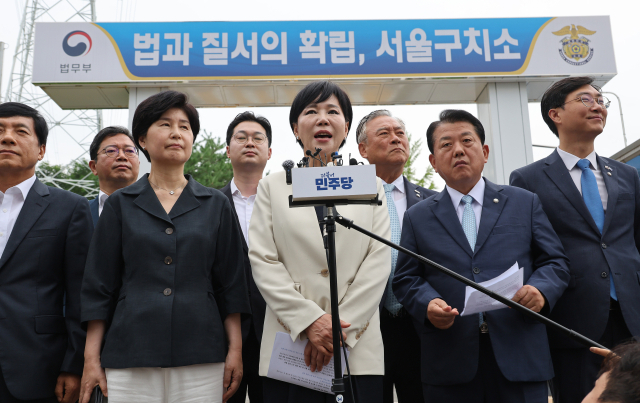 더불어민주당 3대 특검 종합대응특별위원회의 의원들이 11일 윤석열 전 대통령이 수감된 서울구치소를 방문해 취재진 앞에서 브리핑하고 있다. 연합뉴스