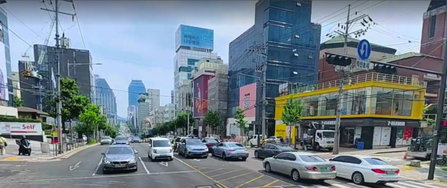 메가커피 논현힐탑점(오른쪽)이 들어선 맞은편 건물이 이디야빌딩이다. 다음 로드뷰 캡처