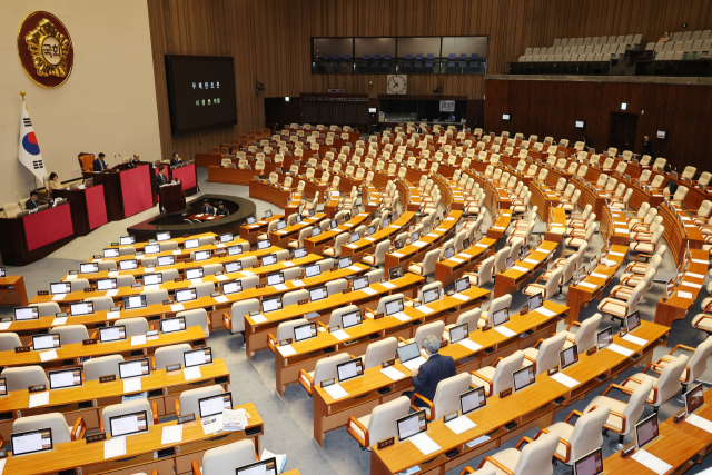 22일 서울 여의도 국회 본회의장에서 더불어민주당 이정헌 의원이 EBS법 개정안에 대한 무제한 토론을 하고 있다. 연합뉴스