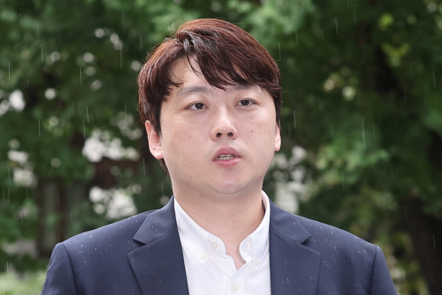 박단 전 대한전공의협의회(대전협) 비상대책위원장이 참고인 조사를 위해 지난해 8월 21일 오전 서울 마포구 서울경찰청 광역수사단으로 출석하며 취재진에 입장을 밝히고 있다. 연합뉴스