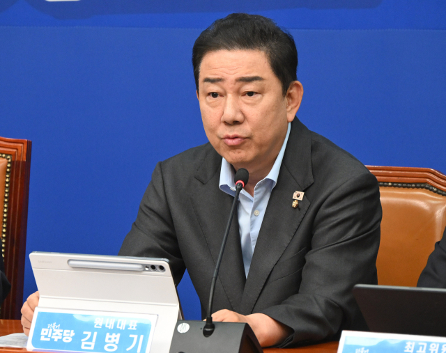 김병기 더불어민주당 원내대표가 22일 서울 여의도 국회에서 열린 최고위원회의에서 현안에 관해 발언하고 있다. 오승현 기자