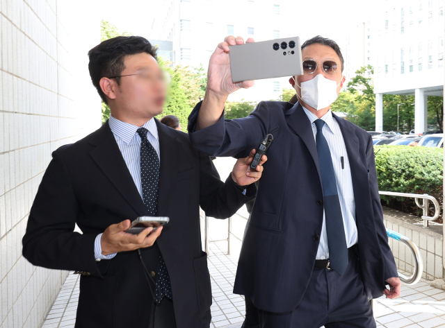 수십억원대의 회삿돈을 빼돌린 혐의로 재판에 넘겨진 구본성 전 아워홈 부회장이 지난해 9월 25일 서울 양천구 남부지법에서 열린 1심 선고공판에 출석하기 위해 법정으로 향하고 있다. 연합뉴스