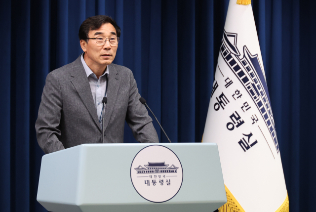 전성환 경청통합수석비서관이 22일 용산 대통령실에서 공공갈등조정비서관 등 채용 관련 브리핑을 하고 있다. 연합뉴스